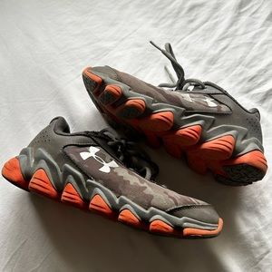 Under Armour Spine Disrupt Tennis Shoes size 4 youth
